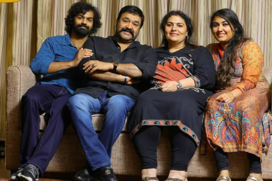 മോഹൻലാൽ ഭാര്യ സുചിത്രക്കും മക്കൾ പ്രണവിനും വിസ്മയക്കും ഒപ്പം