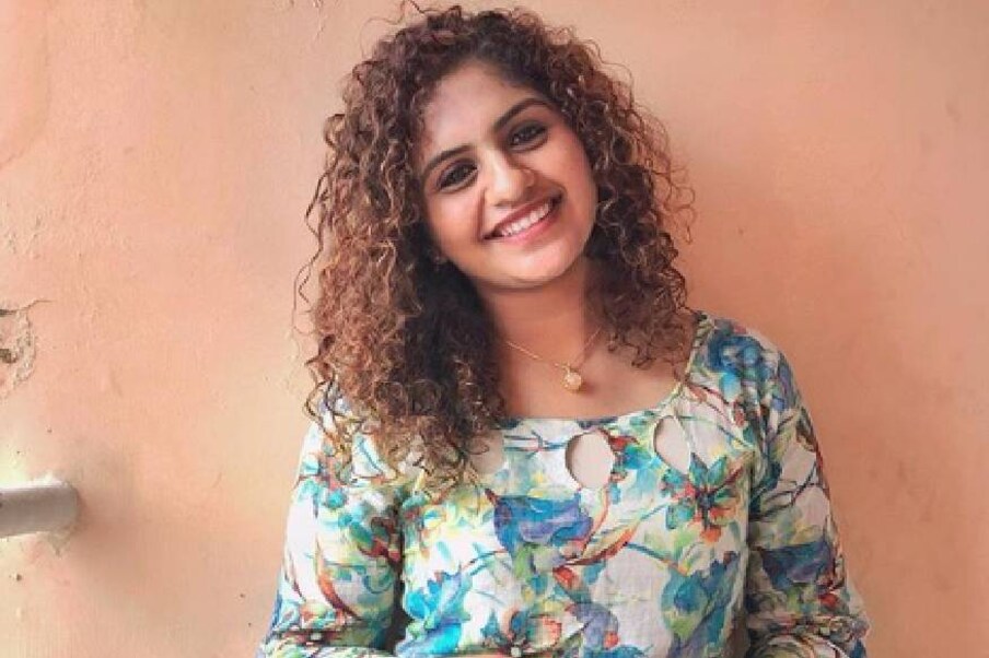  'എനിക്ക് നിങ്ങളുടെ നഗ്ന ശരീരങ്ങൾ മാത്രമേ കാണാൻ കഴിയുന്നുള്ളൂ' എന്ന് നൂറിൻ ചിത്രത്തിന് ക്യാപ്‌ഷൻ നൽകുന്നു. തീർന്നില്ല, കമന്റു സെക്ഷനിൽ കൗതുകം ലേശം കൂടിയ ചോദ്യങ്ങളും എത്തിയിട്ടുണ്ട്