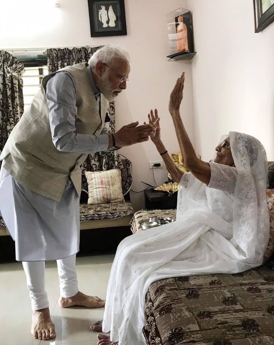 വോട്ട് രേഖപ്പെടുത്താൻ പോകുന്നതിന് മുൻപായി എല്ലാ ജനങ്ങളോടു വോട്ട് ചെയ്യണമെന്ന ആഹ്വാനവും മോദി നടത്തിയിരുന്നു. രാഷ്ട്രത്തിന്റെ ഭാവി നിർണ്ണയത്തിന് ഓരോ വോട്ടും വിലയേറിയതാണെന്നായിരുന്നു പ്രധാനമന്ത്രി പറഞ്ഞത്. വോട്ട് രേഖപ്പെടുത്താൻ പോകുന്നതിന് മുൻപായി എല്ലാ ജനങ്ങളോടു വോട്ട് ചെയ്യണമെന്ന ആഹ്വാനവും മോദി നടത്തിയിരുന്നു. രാഷ്ട്രത്തിന്റെ ഭാവി നിർണ്ണയത്തിന് ഓരോ വോട്ടും വിലയേറിയതാണെന്നായിരുന്നു പ്രധാനമന്ത്രി പറഞ്ഞത്.