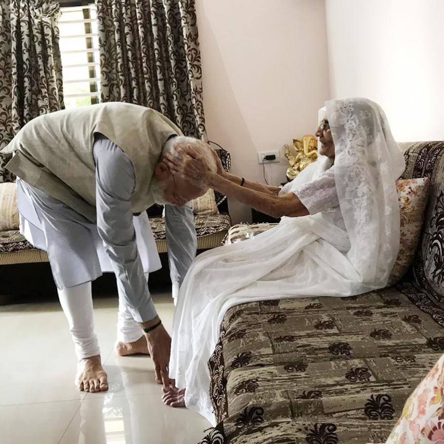 രാവിലെയോടെ വീട്ടിലെത്തി അമ്മയുടെ കാൽതൊട്ട് വന്ദിച്ച ശേഷമാണ് മോദി വോട്ട് ചെയ്യാനയി അഹമ്മദാബാദിലെത്തിയത്. രാവിലെയോടെ വീട്ടിലെത്തി അമ്മയുടെ കാൽതൊട്ട് വന്ദിച്ച ശേഷമാണ് മോദി വോട്ട് ചെയ്യാനയി അഹമ്മദാബാദിലെത്തിയത്.