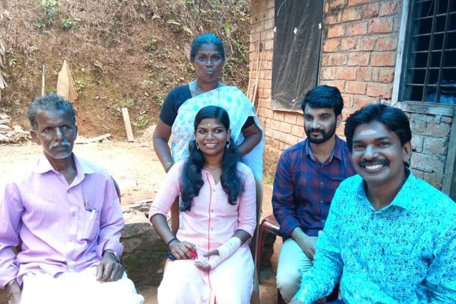  വയനാട്ടിൽ നിന്നും സിവിൽ സർവീസ് പരീക്ഷ വിജയിച്ച ശ്രീധന്യ സുരേഷിന്റെ വീട്ടിലേക്ക് വീട്ടു സാമാനങ്ങളുമായി സന്തോഷ് പണ്ഡിറ്റ്