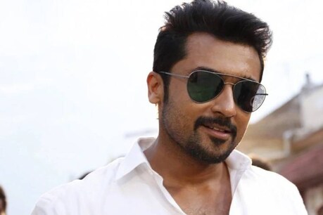 വിമാനത്തിന് പിന്നിൽ മുണ്ടു മടക്കി കുത്തി നിൽക്കുന്ന സൂര്യ വിമാനത്തിന് പിന്നിൽ മുണ്ടു മടക്കി കുത്തി നിൽക്കുന്ന സൂര്യ