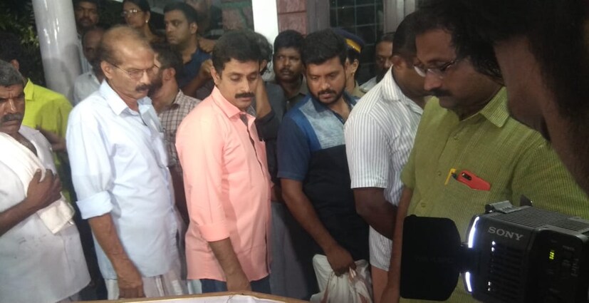  രാത്രി വന്‍ ജനാവലിയുടെ സാന്നിധ്യത്തിലായിരുന്നു സംസ്‌കാരം