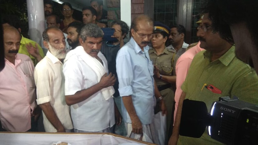  നിരവധിപേരാണ് നിറകണ്ണുകളോടെ അന്ത്യോപചാരമര്‍പ്പിക്കാനെത്തിയത്
