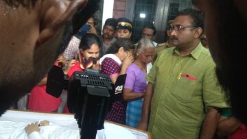 തേങ്ങലടക്കാനാകാതെ ഒരു നാട്; പൊന്നോമനയ്ക്ക് യാത്രാമൊഴി തേങ്ങലടക്കാനാകാതെ ഒരു നാട്; പൊന്നോമനയ്ക്ക് യാത്രാമൊഴി