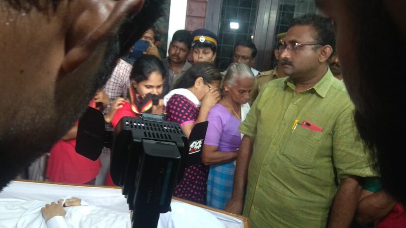 തൊടുപുഴയില് ക്രൂര മര്ദ്ദനത്തിന് ഇരയായി മരിച്ച ഏഴു വയസുകാരന് കണ്ണീരോടെ വിട. തൊടുപുഴ ഉടുമ്പന്നൂരില് കുട്ടിയുടെ അമ്മയുടെ വീട്ടില് നടന്ന സംസ്കാര ചടങ്ങില് നിരവധി പേര് പങ്കെടുത്തു  തൊടുപുഴയില് ക്രൂര മര്ദ്ദനത്തിന് ഇരയായി മരിച്ച ഏഴു വയസുകാരന് കണ്ണീരോടെ വിട. തൊടുപുഴ ഉടുമ്പന്നൂരില് കുട്ടിയുടെ അമ്മയുടെ വീട്ടില് നടന്ന സംസ്കാര ചടങ്ങില് നിരവധി പേര് പങ്കെടുത്തു