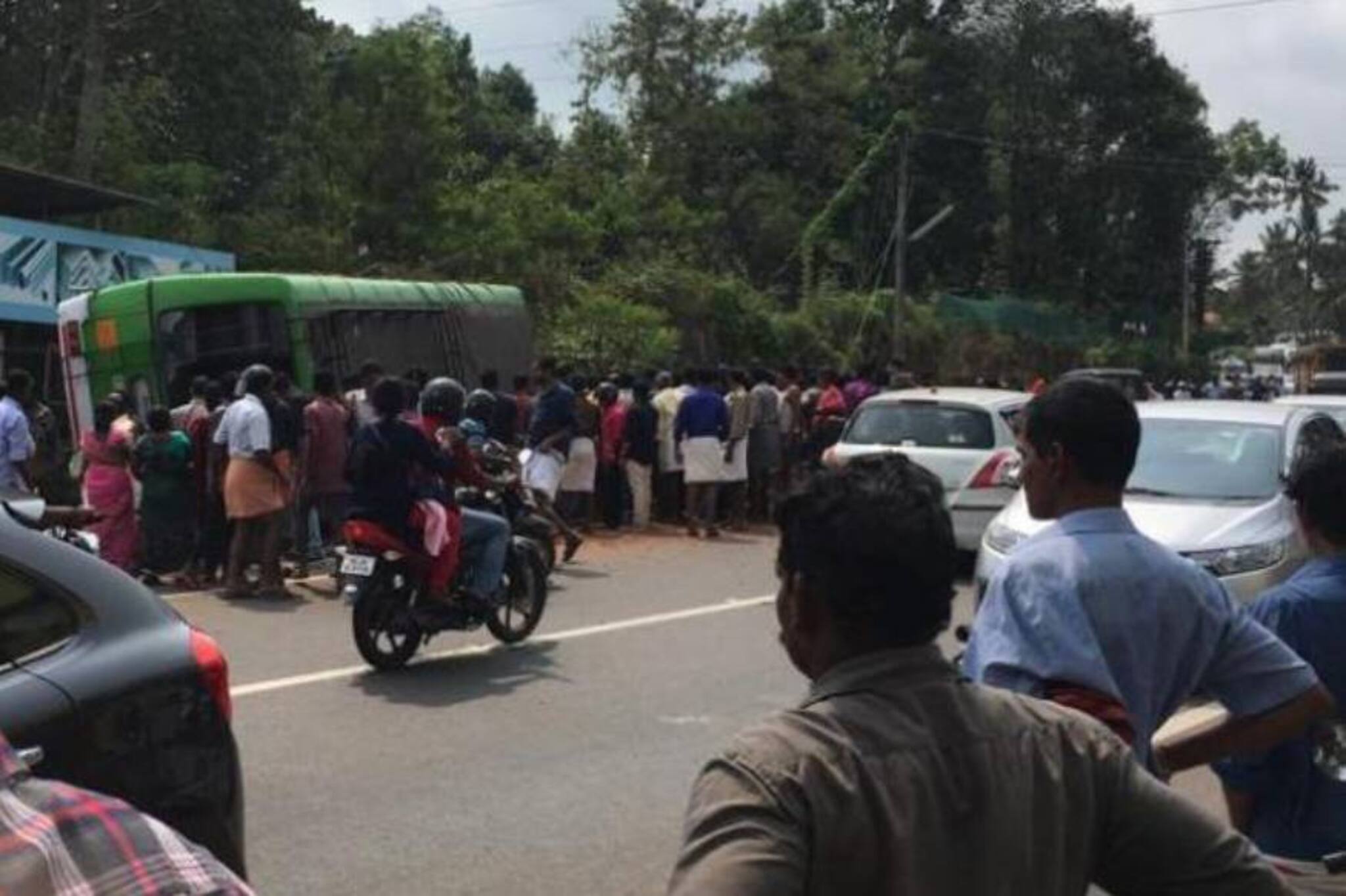 ചിങ്ങവനത്ത് ബസ് മറിഞ്ഞു: MC റോഡിൽ കോട്ടയത്തിനും ചങ്ങനാശേരിക്കുമിടയിൽ ഗതാഗതക്കുരുക്ക്