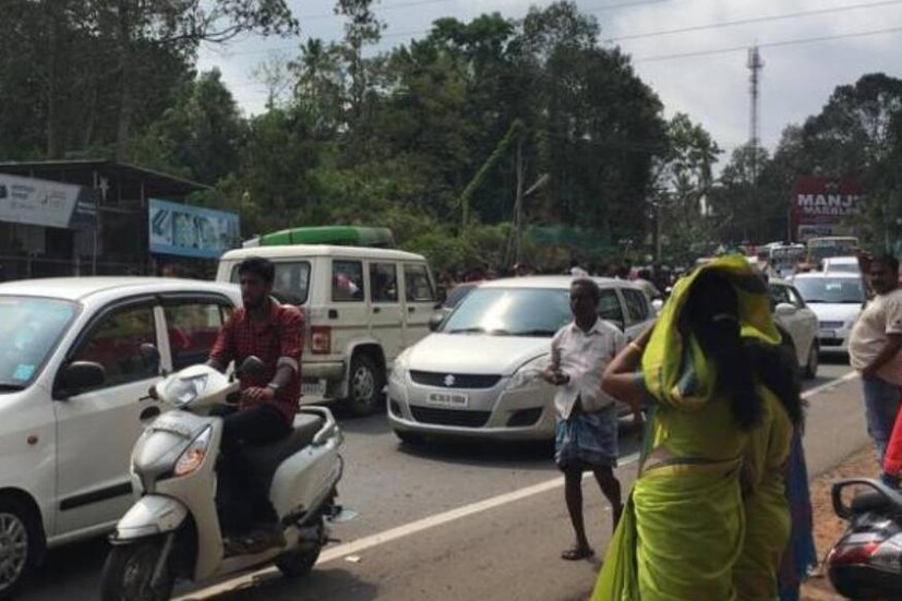  ഇന്ന് ഉച്ചയ്ക്ക് രണ്ടുമണിയോടെ ചിങ്ങവനം സൌത്ത് ഇന്ത്യൻ ബാങ്കിനും പുത്തൻപാലത്ത് പെട്രോൾ പമ്പിനും സമീപത്തായാണ് അപകടമുണ്ടായത്. കോട്ടയത്തുനിന്ന് ചങ്ങനാശേരിയിലേക്ക് വരുകയായിരുന്ന ബസ് റോഡരികിലെ പോസ്റ്റിലിടിച്ച് തെന്നിമാറി ഓടയിലേക്ക് മറിയുകയായിരുന്നു. 