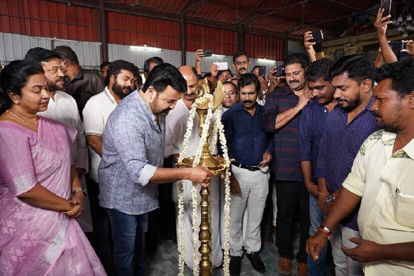  നവാഗതനായ ജിബിയും ജോജുവും കഥയും തിരക്കഥയും എഴുതി സംവിധാനം ചെയ്യുന്ന ചിത്രം ആശിർവാദ് സിനിമാസിന്റെ 27ാമത്തെ പ്രൊജക്റ്റ് ആണ്. മുന്തിരിവള്ളികൾ തളിർക്കുമ്പോൾ, വെള്ളിമൂങ്ങ, ചാർലി തുടങ്ങിയ ചിത്രങ്ങളുടെ അസോസിയേറ്റ്സായി പ്രവർത്തിച്ച ജിബിയും ജോജുവും ആദ്യമായി സ്വതന്ത്രസംവിധായകരാവുന്ന ചിത്രമാണ് ഇട്ടിമാണി.