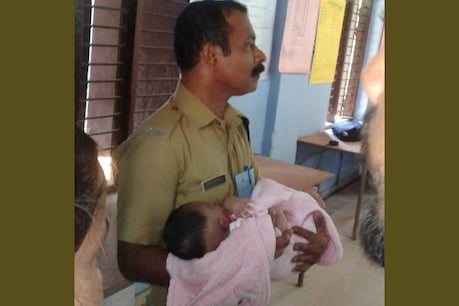 Lok Sabha Election 2019: അമ്മ വോട്ടിനായി പോയി; കുരുന്നിനെ കൈയിലേന്തി കാവൽക്കാരൻ: തെരഞ്ഞെടുപ്പ് ദിനത്തിൽ ഹൃദയം കവർന്നൊരു ചിത്രം Lok Sabha Election 2019: അമ്മ വോട്ടിനായി പോയി; കുരുന്നിനെ കൈയിലേന്തി കാവൽക്കാരൻ: തെരഞ്ഞെടുപ്പ് ദിനത്തിൽ ഹൃദയം കവർന്നൊരു ചിത്രം