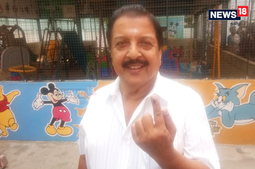  വോട്ട് ചെയ്ച ശേഷം നടൻ ശിവകുമാർ കൈവിരലുയർത്തിക്കാട്ടുന്നു