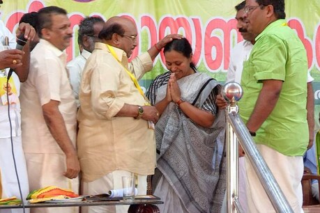 വീണയ്ക്ക് പ്രാധാന്യമേറി; വെള്ളാപ്പള്ളിയുടെ സാന്നിദ്ധ്യത്തിൽ SNDP പ്രവർത്തകരുടെ ശരണംവിളി പ്രതിഷേധം വീണയ്ക്ക് പ്രാധാന്യമേറി; വെള്ളാപ്പള്ളിയുടെ സാന്നിദ്ധ്യത്തിൽ SNDP പ്രവർത്തകരുടെ ശരണംവിളി പ്രതിഷേധം