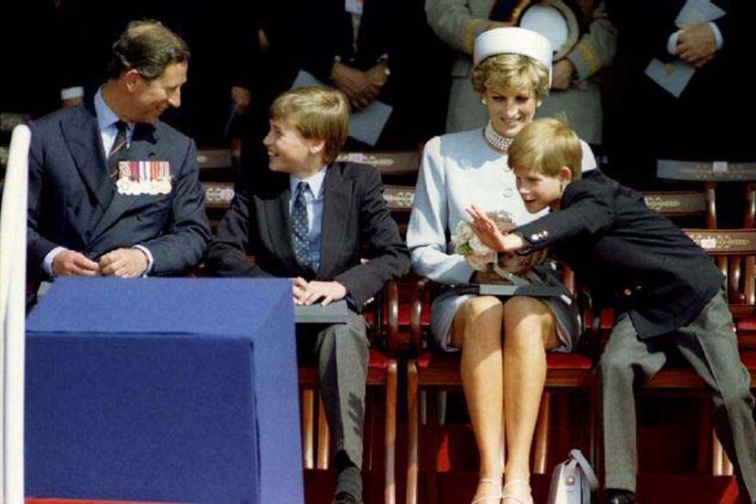  മാതാപിതാക്കളായ ചാൾസ് രാജകുമാരനും ഡയാന രാജകുമാരിക്കും സഹോദരൻ വില്യം രാജകുമാരനും ഒപ്പം ഹാരി രാജകുമാരൻ