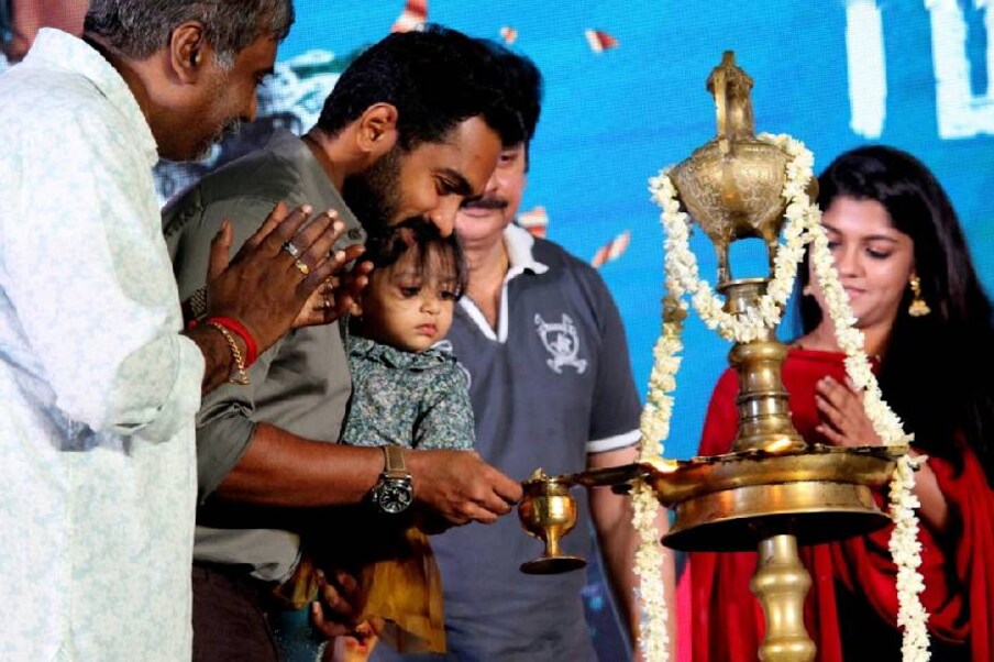  വിജയ് സൂപ്പറും പൗർണ്ണമിയും ചിത്രത്തിന്റെ 100-ാം ദിനാഘോഷങ്ങൾക്ക് വിളക്ക് തെളിയിക്കുന്ന ആസിഫ് അലി . അപർണ്ണ ബാലമുരളി സമീപം  (ചിത്രങ്ങൾ: നിജിത് ആർ. നായർ )