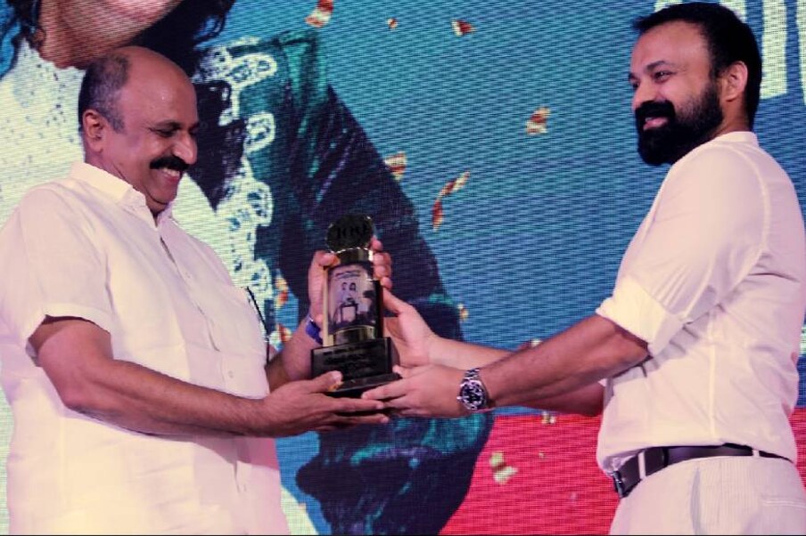 സിദ്ദിഖിന് ഉപഹാരം നൽകുന്ന കുഞ്ചാക്കോ ബോബൻ