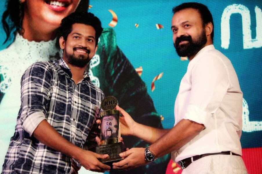  നടൻ ജോസഫ് അന്നംക്കുട്ടി ജോസിന് ഉപഹാരം നൽകുന്ന കുഞ്ചാക്കോ ബോബൻ