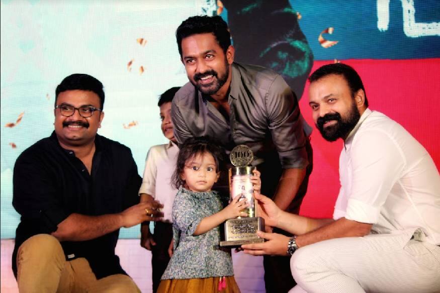 ആസിഫ് അലിക്കുള്ള ഉപഹാരം കുഞ്ചാക്കോ ബോബനിൽ നിന്നും ഏറ്റു വാങ്ങുന്ന മകൾ ഹയ. മകൻ ആദവും സംവിധായകൻ ജിസ് ജോയും സമീപം ആസിഫ് അലിക്കുള്ള ഉപഹാരം കുഞ്ചാക്കോ ബോബനിൽ നിന്നും ഏറ്റു വാങ്ങുന്ന മകൾ ഹയ. മകൻ ആദവും സംവിധായകൻ ജിസ് ജോയും സമീപം