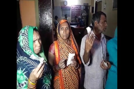 500 രൂപ നല്കി; വിരലിൽ മഷി പുരട്ടി: യുപിയിൽ തെരഞ്ഞെടുപ്പ് അട്ടിമറിക്കാന് BJP ശ്രമിക്കുന്നെന്ന് ആരോപണം 500 രൂപ നല്കി; വിരലിൽ മഷി പുരട്ടി: യുപിയിൽ തെരഞ്ഞെടുപ്പ് അട്ടിമറിക്കാന് BJP ശ്രമിക്കുന്നെന്ന് ആരോപണം