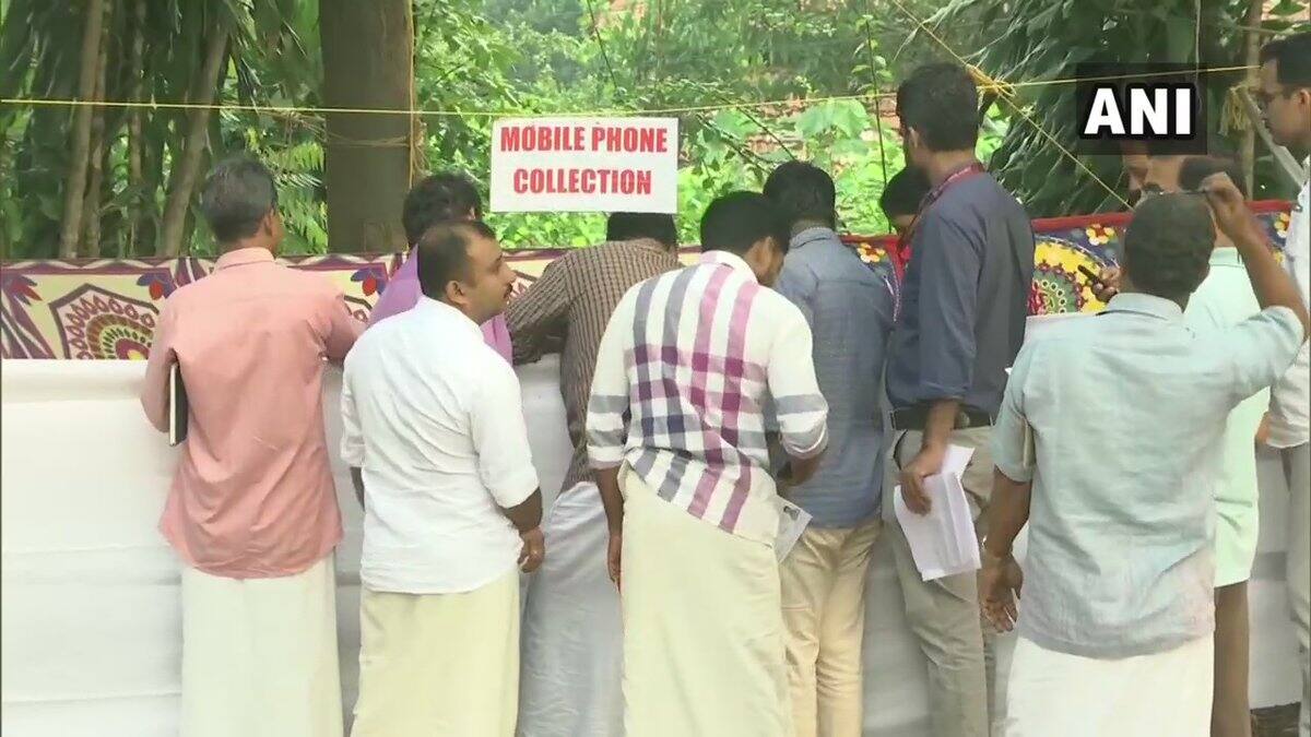 യുപിയിലെ അമേഠിയിലും കേരളത്തിലെ വയനാട്ടിലും. വയനാട്ടിലെ കല്പ്പറ്റയിൽ വോട്ടണ്ണലിനായുള്ള തയ്യാറെടുപ്പുകൾ പൂർത്തിയായിക്കൊണ്ടിരിക്കുകയാണ് യുപിയിലെ അമേഠിയിലും കേരളത്തിലെ വയനാട്ടിലും. വയനാട്ടിലെ കല്പ്പറ്റയിൽ വോട്ടണ്ണലിനായുള്ള തയ്യാറെടുപ്പുകൾ പൂർത്തിയായിക്കൊണ്ടിരിക്കുകയാണ്