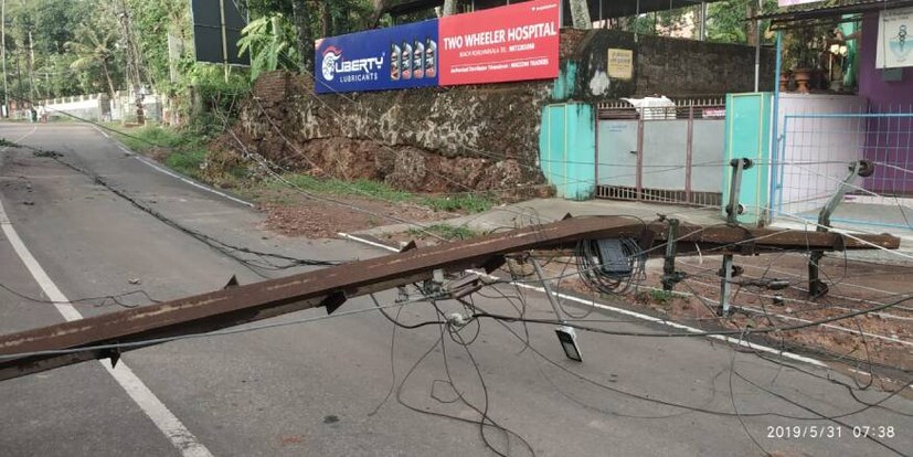  പോസ്റ്റ് ഒടിഞ്ഞു വീഴുമ്പോൾ ബസിൽ നിറയെ യാത്രക്കാരുണ്ടായിരുന്നു.