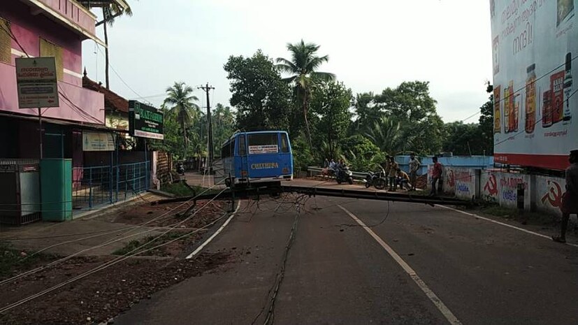  പോസ്റ്റ് ഒടിഞ്ഞുവീഴുമ്പോൾ വൈദ്യുതബന്ധം വിച്ഛേദിക്കപ്പെട്ടതിനാൽ വൻ ദുരന്തം ഒഴിവായി.