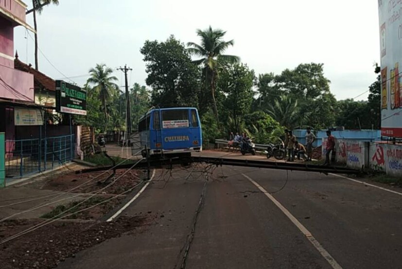  തിരുവനന്തപുരം: വൈദ്യുതി പോസ്റ്റ് ഒടിഞ്ഞ് ബസിനുമുകളിൽ വീണു. വർക്കല ക്ഷേത്രത്തിന് സമീപമായിരുന്നു അപകടം.