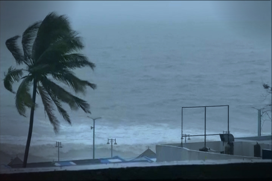  ഭുവനേശ്വർ: ഫോനി ചുഴലിക്കാറ്റിന്റെ ശക്തി കുറഞ്ഞെങ്കിലും ബംഗാൾ, ആന്ധ്ര, തമിഴ്നാട് സംസ്ഥാനങ്ങളിൽ നാളെയും കനത്ത മഴയ്ക്ക് സാധ്യതയുണ്ടെന്ന് കാലവസ്ഥ നീരീക്ഷണ കേന്ദ്രം മുന്നറിയിപ്പ് നൽകി. രണ്ട് പതിറ്റാണ്ടിനിടെ ഉണ്ടായ കൊടുങ്കാറ്റിന്റെ ഗതി നേരത്തെ നിർണയിക്കാനായതാണ് ദുരന്തിന്റെ ആക്കം കുറച്ചത്.