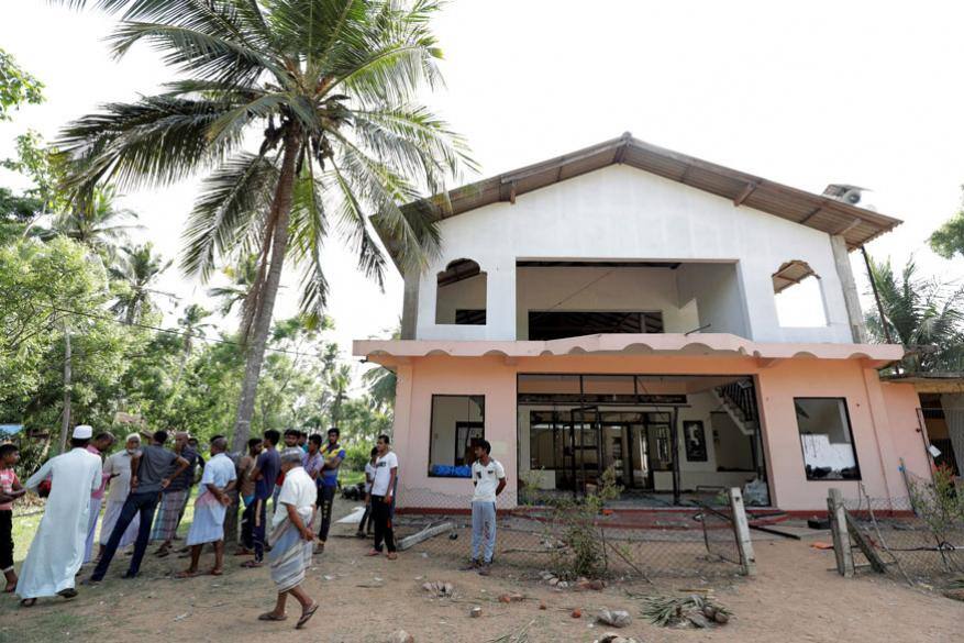 ഈസ്റ്റര് ദിനത്തില് രാജ്യത്തെ വിവിധയിടങ്ങളില് നടന്ന ചാവേര് ആക്രമണത്തിന്റെ ഉത്തരവാദിത്തം ഭീകര സംഘടനയായ ഇസ്ലാമിക് സ്റ്റേറ്റ് ഏറ്റെടുത്തതിന് പിന്നാലെയാണ് ശ്രീലങ്കയില് മുസ്ലീം വിരുദ്ധ വികാരം ഉടലെടുത്തത്. ഈസ്റ്റര് ദിനത്തില് രാജ്യത്തെ വിവിധയിടങ്ങളില് നടന്ന ചാവേര് ആക്രമണത്തിന്റെ ഉത്തരവാദിത്തം ഭീകര സംഘടനയായ ഇസ്ലാമിക് സ്റ്റേറ്റ് ഏറ്റെടുത്തതിന് പിന്നാലെയാണ് ശ്രീലങ്കയില് മുസ്ലീം വിരുദ്ധ വികാരം ഉടലെടുത്തത്.