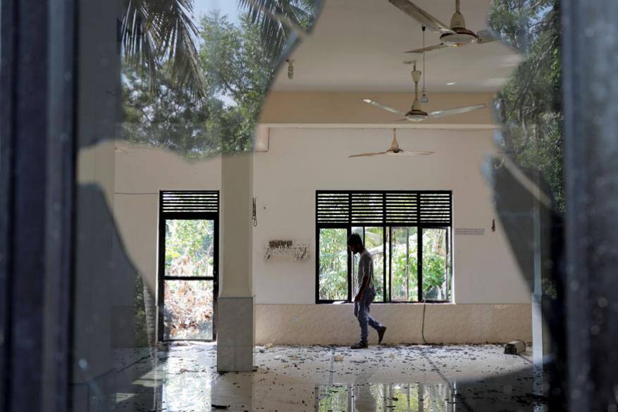 രാജ്യ വ്യാപകമായി നിരോധനാജ്ഞയും പ്രഖ്യാപിച്ചിട്ടുണ്ട്. അക്രമികളെ ഒഴിവാക്കാന് പൊലീസ് കണ്ണീര് വാതകം അടക്കം പ്രയോഗിക്കുന്നുണ്ട്. രാജ്യ വ്യാപകമായി നിരോധനാജ്ഞയും പ്രഖ്യാപിച്ചിട്ടുണ്ട്. അക്രമികളെ ഒഴിവാക്കാന് പൊലീസ് കണ്ണീര് വാതകം അടക്കം പ്രയോഗിക്കുന്നുണ്ട്.