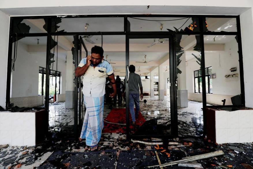 പുട്ടാലം ജില്ലാ സ്വദേശി മുഹമ്മദ് അമീര് മുഹമ്മദ് സാലി എന്നയാളാണ് മരിച്ചത്. മരപ്പണിക്കാരാനായ ഇയാളെ കൂട്ടമായെത്തിയ സംഘം കൂര്ത്ത ആയുധം ഉപയോഗിച്ച് ആക്രമിക്കുകയായിരുന്നു. പുട്ടാലം ജില്ലാ സ്വദേശി മുഹമ്മദ് അമീര് മുഹമ്മദ് സാലി എന്നയാളാണ് മരിച്ചത്. മരപ്പണിക്കാരാനായ ഇയാളെ കൂട്ടമായെത്തിയ സംഘം കൂര്ത്ത ആയുധം ഉപയോഗിച്ച് ആക്രമിക്കുകയായിരുന്നു.