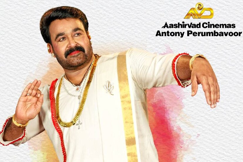  മുന്തിരിവള്ളികൾ തളിർക്കുമ്പോൾ സെറ്റിൽ നിന്നും പറഞ്ഞു തുടങ്ങിയ കഥയാണ് ഇട്ടിമാണി മെയ്ഡ് ഇൻ ചൈന എന്ന പേരിലെ മോഹൻലാൽ ചിത്രമായി പരിണമിക്കുന്നത്. സംവിധായകൻ ജിബു ജേക്കബിന്റെ അസ്സോസിയേറ്റുകളായി അന്നേരം ഇട്ടിമാണിയുടെ സംവിധായകർ ജിബി-ജോജുമാർ പ്രവർത്തിച്ചിരുന്നു. കാരവാനിൽ മുന്തിരിവള്ളികളുടെ സ്ക്രിപ്റ്റ് വിവരിക്കാൻ പോകുന്ന നേരത്തിനിടയിലാണ് ആദ്യമായി ഈ ചിത്രത്തെപ്പറ്റി മോഹൻലാലിനോട് പറയുന്നത്