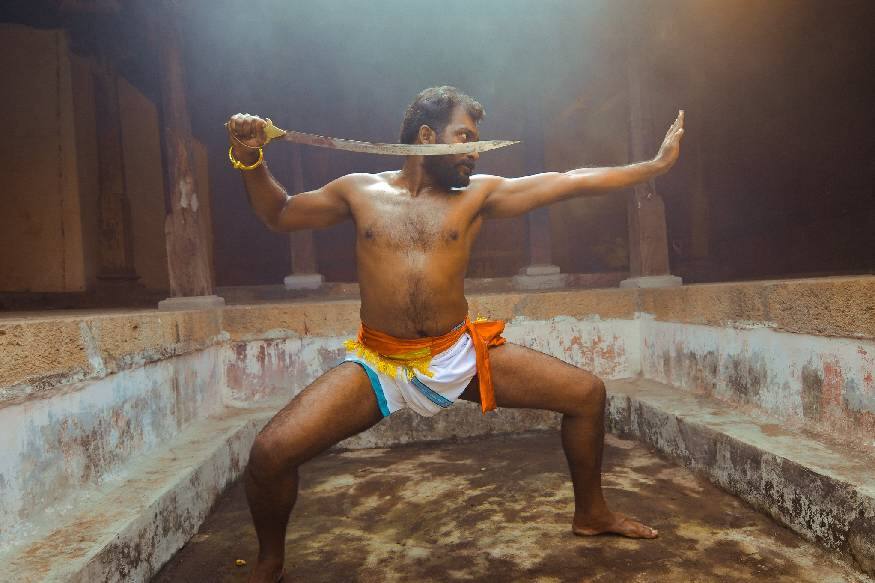 കളരി , മർമ്മവിദ്യ തുടങ്ങി അഭ്യസ്തവിദ്യകൾ എല്ലാം ചെറുപ്പംമുതലേ സ്വായത്തമാക്കിയ ശങ്കരൻ തമ്പിക്ക് , സംഗീതത്തോടും കമ്പം ഉണ്ടായിരുന്നു. കാട്ടിലെ നായാട്ടുവേളകളിൽ , ആയോധനകലയിലും, അമ്പെയ്ത്തിലെ കഴിവിലും തമ്പുരാനുള്ള വൈഭവം കണ്ടു സ്തബ്ദനായി നിന്നവർ അനേകമാണ്. കളരി , മർമ്മവിദ്യ തുടങ്ങി അഭ്യസ്തവിദ്യകൾ എല്ലാം ചെറുപ്പംമുതലേ സ്വായത്തമാക്കിയ ശങ്കരൻ തമ്പിക്ക് , സംഗീതത്തോടും കമ്പം ഉണ്ടായിരുന്നു. കാട്ടിലെ നായാട്ടുവേളകളിൽ , ആയോധനകലയിലും, അമ്പെയ്ത്തിലെ കഴിവിലും തമ്പുരാനുള്ള വൈഭവം കണ്ടു സ്തബ്ദനായി നിന്നവർ അനേകമാണ്.