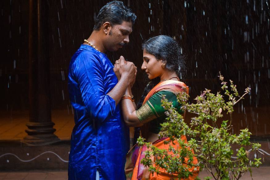 അവരുടെ ആ മാനസികാവസ്ഥ കണ്ടിട്ടെന്നോണം , മേഘങ്ങൾ വഴിമാറി. മഴ തുടങ്ങി. അതൊരു അവസരമാക്കിയെടുത്തുകൊണ്ട് രാമനാഥൻ വല്ലിയെ പുണരാൻ ശ്രമിക്കുന്നു. നാണത്താൽ, വല്ലി മുഖം താഴ്ത്തുന്നു അവരുടെ ആ മാനസികാവസ്ഥ കണ്ടിട്ടെന്നോണം , മേഘങ്ങൾ വഴിമാറി. മഴ തുടങ്ങി. അതൊരു അവസരമാക്കിയെടുത്തുകൊണ്ട് രാമനാഥൻ വല്ലിയെ പുണരാൻ ശ്രമിക്കുന്നു. നാണത്താൽ, വല്ലി മുഖം താഴ്ത്തുന്നു