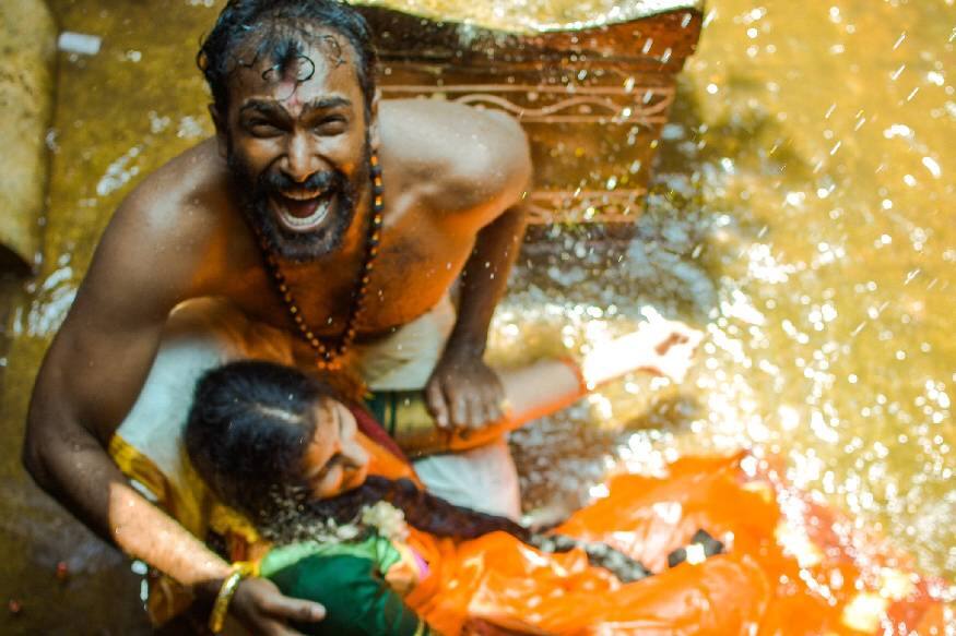 മകളെപോലുള്ളവൾ , തന്റെ കണ്മുന്നിൽ വച്ച് ആത്മഹത്യ ചെയ്ത കാഴ്ച്ച കണ്ട ശങ്കരൻ തമ്പി ഉറക്കെ നിലവിളിച്ചു. ചേതനയറ്റ് കിടക്കുന്ന വല്ലിയുടെ ശരീരത്തിലെ കൈകളിലെടുത്തുകൊണ്ട് അയാൾ ആദിത്യഭഗവാനെ നോക്കി കരഞ്ഞു മകളെപോലുള്ളവൾ , തന്റെ കണ്മുന്നിൽ വച്ച് ആത്മഹത്യ ചെയ്ത കാഴ്ച്ച കണ്ട ശങ്കരൻ തമ്പി ഉറക്കെ നിലവിളിച്ചു. ചേതനയറ്റ് കിടക്കുന്ന വല്ലിയുടെ ശരീരത്തിലെ കൈകളിലെടുത്തുകൊണ്ട് അയാൾ ആദിത്യഭഗവാനെ നോക്കി കരഞ്ഞു