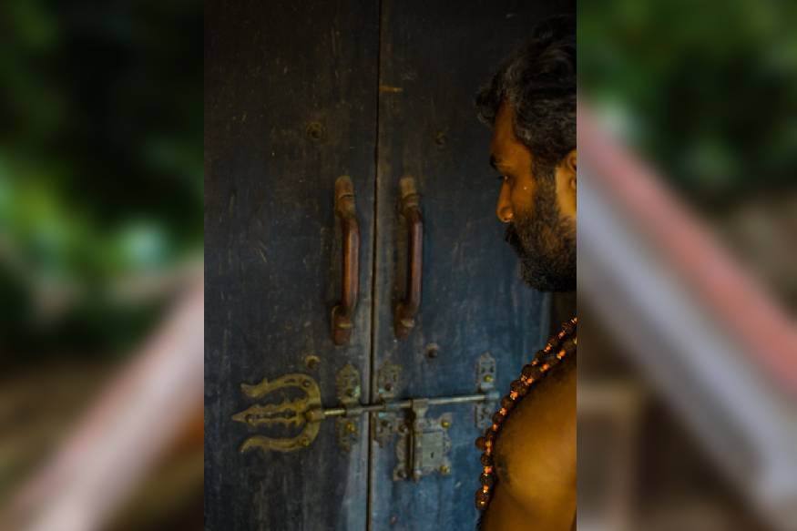അവളുടെ മരണശേഷവും, വല്ലിയോടുള്ള ഇഷ്ട്ടം കൊണ്ട് , ദിനവും ശങ്കരൻ തമ്പി തെക്കിനിയിൽ പോയി ഇങ്ങനെ നിൽക്കും അവളുടെ മരണശേഷവും, വല്ലിയോടുള്ള ഇഷ്ട്ടം കൊണ്ട് , ദിനവും ശങ്കരൻ തമ്പി തെക്കിനിയിൽ പോയി ഇങ്ങനെ നിൽക്കും
