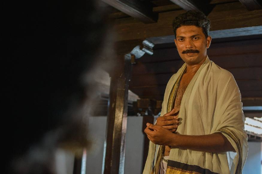 എന്നാൽ, രാമനാഥൻ വല്ലിയെ കണ്ടമാത്രയിൽ തന്നെ അവളിലെ ബാഹ്യസൗന്ദര്യത്തിൽ വീഴുകയും , എങ്ങനെയും അവളെ പ്രാപിക്കണം എന്ന ചിന്ത മനസ്സിലിട്ടുകൊണ്ടും നടന്നു എന്നാൽ, രാമനാഥൻ വല്ലിയെ കണ്ടമാത്രയിൽ തന്നെ അവളിലെ ബാഹ്യസൗന്ദര്യത്തിൽ വീഴുകയും , എങ്ങനെയും അവളെ പ്രാപിക്കണം എന്ന ചിന്ത മനസ്സിലിട്ടുകൊണ്ടും നടന്നു