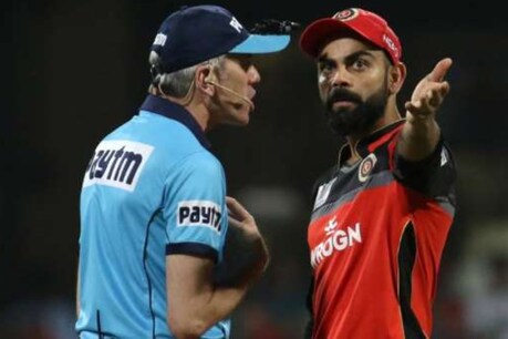 'അമ്പയറാണെങ്കിലെന്താ ദേഷ്യം വരില്ലെ' കോഹ്ലിയും ഉമേഷും ചൂടായി; റൂമിന്റെ വാതില് ചവിട്ടിപ്പൊളിച്ച് നീല് ലോംഗ് 'അമ്പയറാണെങ്കിലെന്താ ദേഷ്യം വരില്ലെ' കോഹ്ലിയും ഉമേഷും ചൂടായി; റൂമിന്റെ വാതില് ചവിട്ടിപ്പൊളിച്ച് നീല് ലോംഗ്