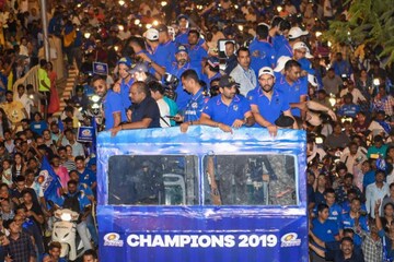 IPL 2019: തുറന്ന ബസില് കിരീടവുമായി മുംബൈ താരങ്ങള്; ആര്പ്പുവിളികളുമായി ആരാധകര് IPL 2019: തുറന്ന ബസില് കിരീടവുമായി മുംബൈ താരങ്ങള്; ആര്പ്പുവിളികളുമായി ആരാധകര്
