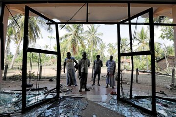 ശ്രീലങ്കയില് മുസ്ലീം പള്ളികള്ക്ക് നേരെ വ്യാപക അക്രമം; വാഹനങ്ങളും കടകളും തകര്ക്കപ്പെട്ടു ശ്രീലങ്കയില് മുസ്ലീം പള്ളികള്ക്ക് നേരെ വ്യാപക അക്രമം; വാഹനങ്ങളും കടകളും തകര്ക്കപ്പെട്ടു