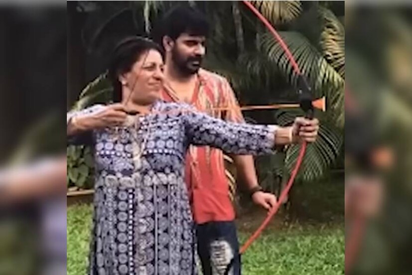  മുൻപ് പേളി-ശ്രീനിഷ് ദമ്പതിമാരുടെ ഹണിമൂന്നിന് അമ്മ മോളിയെ അമ്പെയ്ത്ത് പഠിപ്പിക്കുന്ന ചിത്രമാണിത്