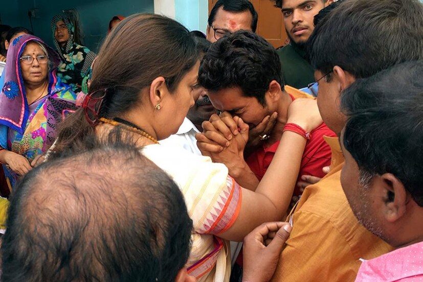  കേന്ദ്ര സര്‍ക്കാരിന്റെ ഗ്രാമ വികസന പദ്ധതിയായ സന്‍സദ് ആദര്‍ഷ് ഗ്രാം യോജനയുടെ ഭാഗമായി 2015ല്‍ അന്നത്തെ പ്രതിരോധ മന്ത്രിയായ മനോഹര്‍ പരീക്കര്‍ ദത്തെടുത്ത അമേഠിയിലെ ബരാവുലിയ ഗ്രാമത്തിന്റെ തലവനായിരുന്നു സുരേന്ദര്‍ സിങ്. ഗ്രാമുഖ്യമന്റെ പദവി ഒഴിഞ്ഞ സുരേന്ദ്രന്‍ സിംങ് ബിജെപിയുടെ തെരഞ്ഞെടുപ്പ് പ്രചാരണത്തിനിറങ്ങിയിരുന്നു.