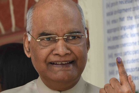 ചടങ്ങിനിടെ സുരക്ഷാ ഉദ്യോഗസ്ഥ തലകറങ്ങിവീണു; അടുത്തെത്തി ആശ്വസിപ്പിച്ച് രാഷ്ട്രപതിയും കേന്ദ്രധനമന്ത്രിയും ചടങ്ങിനിടെ സുരക്ഷാ ഉദ്യോഗസ്ഥ തലകറങ്ങിവീണു; അടുത്തെത്തി ആശ്വസിപ്പിച്ച് രാഷ്ട്രപതിയും കേന്ദ്രധനമന്ത്രിയും