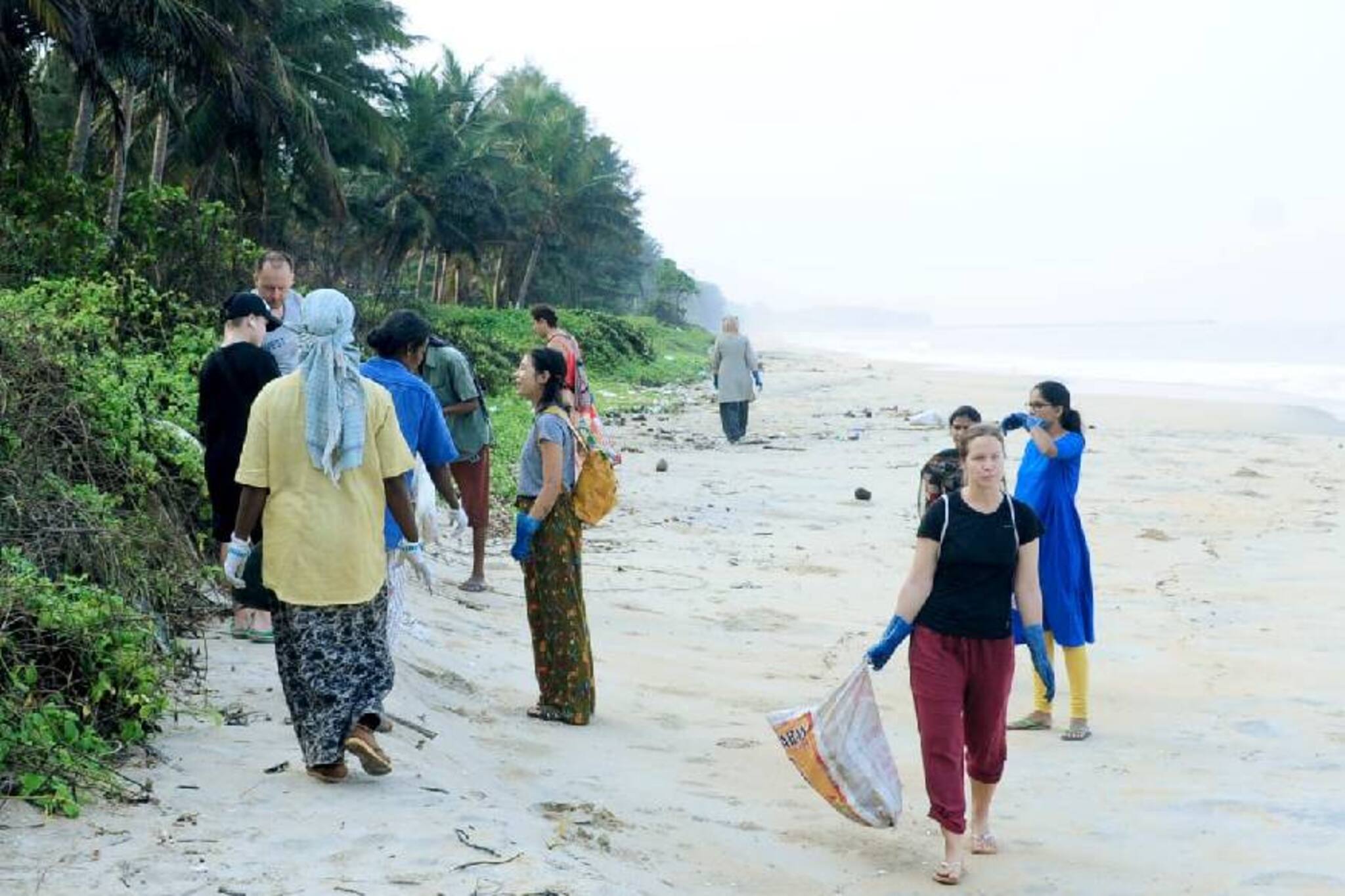 അഴിയൂർ തീരത്തെ പ്ലാസ്റ്റിക് മുക്തമാക്കാൻ ഒരുകൈ സഹായവുമായി വിദേശികളും