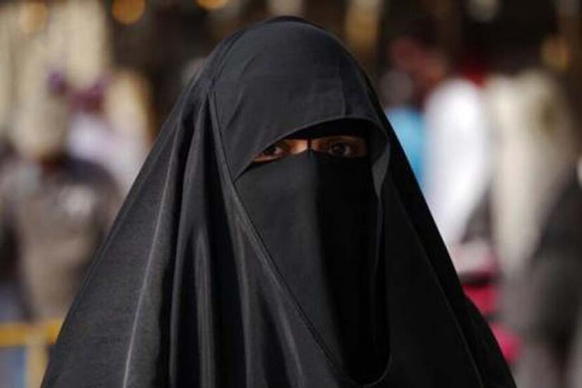  ബുർഖ :ശിരസ് മുതൽ പാദം വരെ മറയ്ക്കുന്നവയാണ് ബുർഖ. കണ്ണുൾപ്പെടെ ഇത് മറയ്ക്കുന്നു. കാണുന്നതിനായി നേർത്ത ഭാഗം കൊണ്ടായിരിക്കും കണ്ണ് മറയ്ക്കുന്നത്.