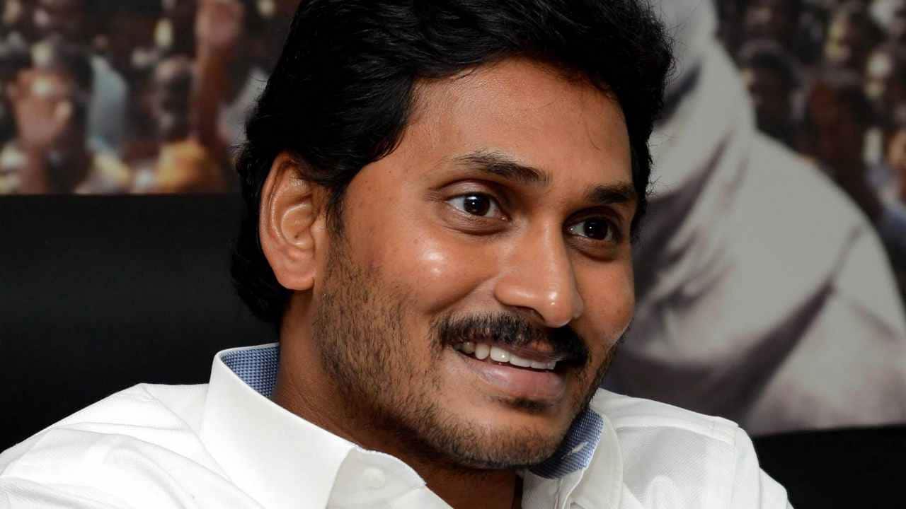 ഇന്ദിരഗാന്ധി മുൻസിപ്പാലിറ്റി സ്റ്റേഡിയത്തിൽ നടന്ന ചടങ്ങിൽ ഗവർണർ ഇ എസ് എൽ നരസിംഹൻ സത്യവാചകം ചൊല്ലിക്കൊടുത്തു. ഇന്ദിരഗാന്ധി മുൻസിപ്പാലിറ്റി സ്റ്റേഡിയത്തിൽ നടന്ന ചടങ്ങിൽ ഗവർണർ ഇ എസ് എൽ നരസിംഹൻ സത്യവാചകം ചൊല്ലിക്കൊടുത്തു.