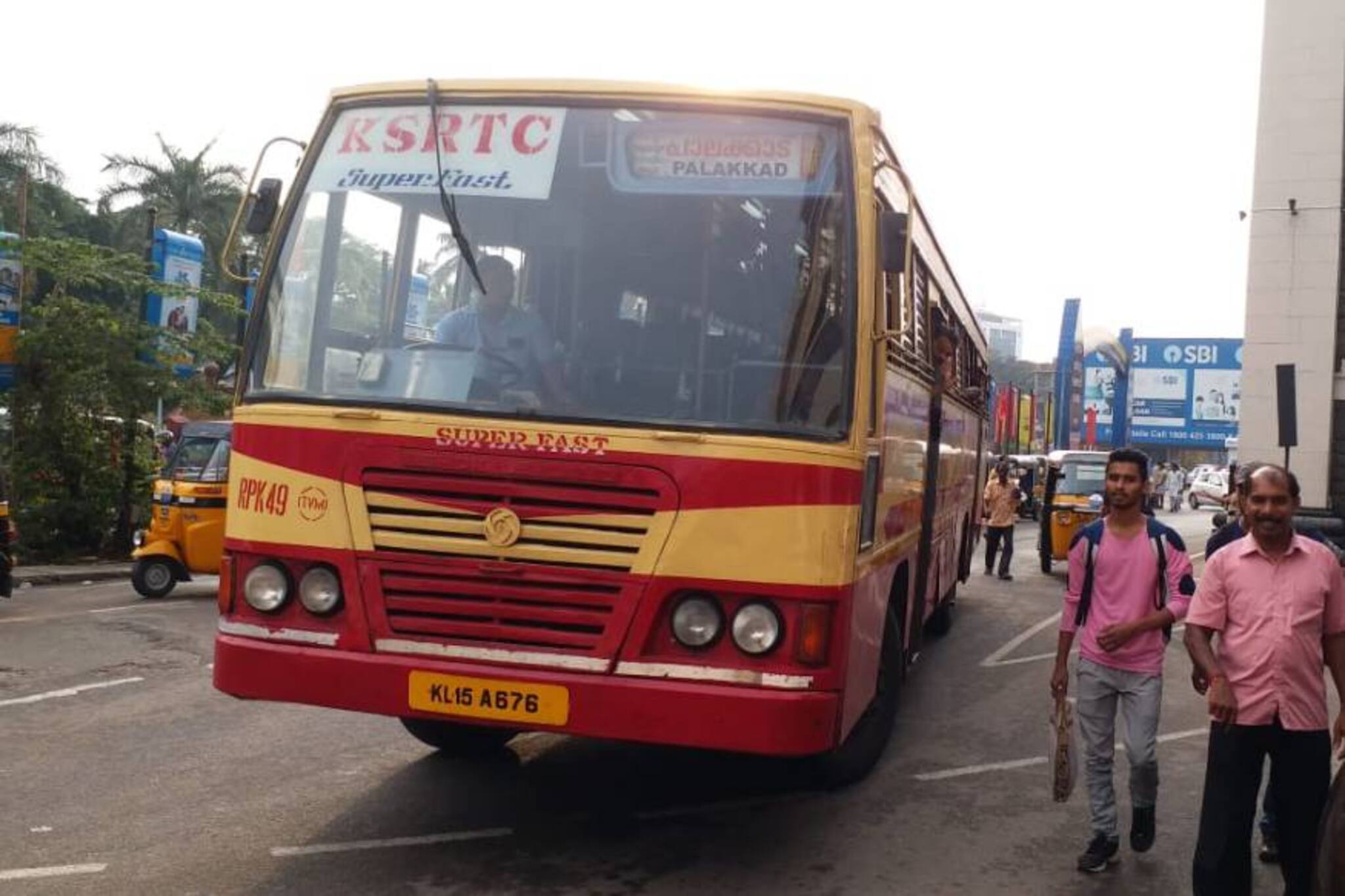 ആറു കഴിഞ്ഞാൽ കൺസെഷൻ പതിക്കില്ലെന്ന്  KSRTC കണ്ടക്ടർ;വിദ്യാർഥിയെ ഇറക്കിവിട്ടു