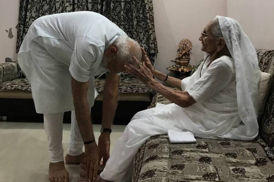 പ്രധാന മന്ത്രിയായി രണ്ടാമതും അധികാരമേൽക്കും മുൻപ് മുമ്പ് വീട്ടിലെത്തി അമ്മ ഹീരാ ബെൻ മോദിയുടെ അനുഗ്രഹം വാങ്ങുന്ന നരേന്ദ്ര മോദി പ്രധാന മന്ത്രിയായി രണ്ടാമതും അധികാരമേൽക്കും മുൻപ് മുമ്പ് വീട്ടിലെത്തി അമ്മ ഹീരാ ബെൻ മോദിയുടെ അനുഗ്രഹം വാങ്ങുന്ന നരേന്ദ്ര മോദി