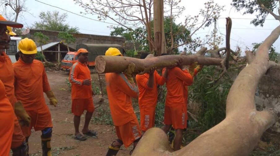  കടുത്ത ചുഴലിക്കാറ്റിനെ തുടർന്ന് ഒഡിഷയിൽ ശക്തമായ മണ്ണിടിച്ചിലും ഉണ്ടായി