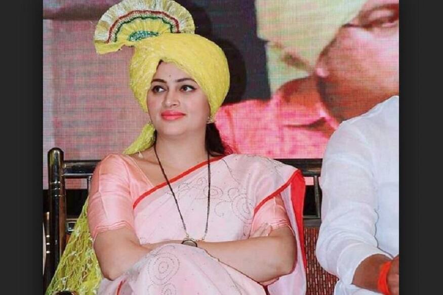 ഭർത്താവ് രവി റാണ മഹാരാഷ്ട്രയിലെ ബഡ്നേരയിൽ നിന്നുള്ള സ്വതന്ത്ര എം എല് എ ആണ്. ആ മണ്ഡലവും അമരാവതിയിൽ ഉൾപ്പെടുന്നതാണ്. ഭർത്താവ് രവി റാണ മഹാരാഷ്ട്രയിലെ ബഡ്നേരയിൽ നിന്നുള്ള സ്വതന്ത്ര എം എല് എ ആണ്. ആ മണ്ഡലവും അമരാവതിയിൽ ഉൾപ്പെടുന്നതാണ്.