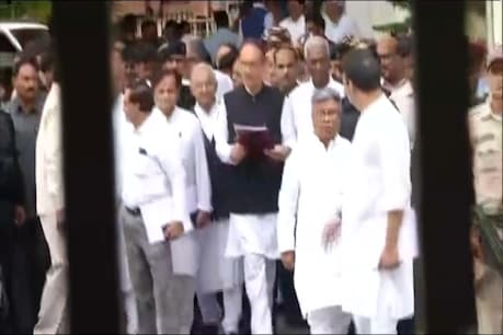 LokSabha Election 2019: പ്രതിപക്ഷ പാർട്ടികൾ തെരഞ്ഞെടുപ്പ് കമ്മീഷനിൽ, 50% വിവിപാറ്റ് എണ്ണണം LokSabha Election 2019: പ്രതിപക്ഷ പാർട്ടികൾ തെരഞ്ഞെടുപ്പ് കമ്മീഷനിൽ, 50% വിവിപാറ്റ് എണ്ണണം